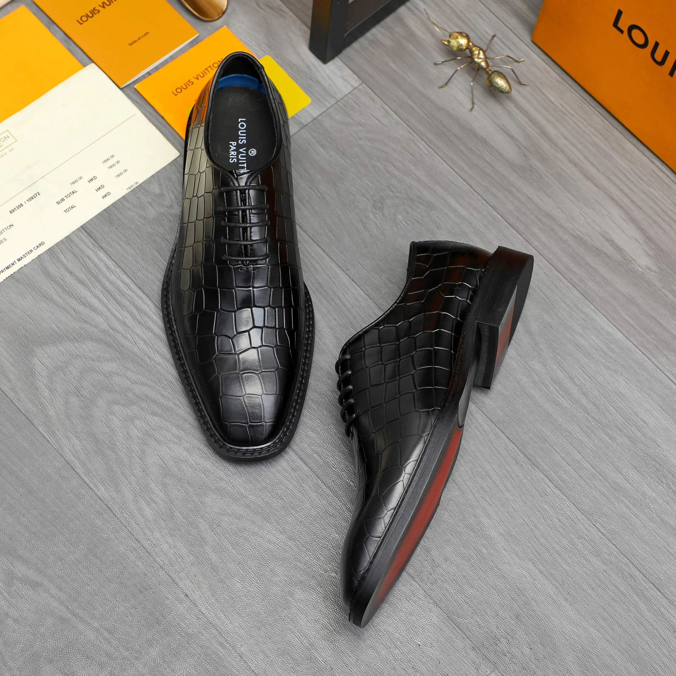 Men's shoes 💰p480 Product trademark: LV (Louis Vuitton) business lace-up leather shoes Regular size: 38-45 (45 is custom-made and non-returnable) Product materials: Selected high-quality stone grain cowhide upper, cowhide lining, rubber outsole